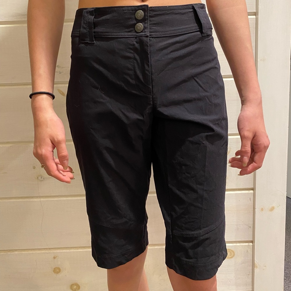 Anatomie Contemporary Capri Shorts in Black